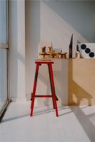 Billede af HAY Taburete 8 Bar Stool High - Signal Red Powder Coated Base/Lacquered Oak Veneer