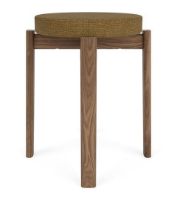 Billede af Audo Copenhagen Passage Stool Upholstered H: 47,5 cm - Walnut/Bouclé 06 Brown