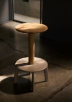 Billede af &Tradition Massif AV39 Counter Stool H: 65 cm - Oak/Grey Beige