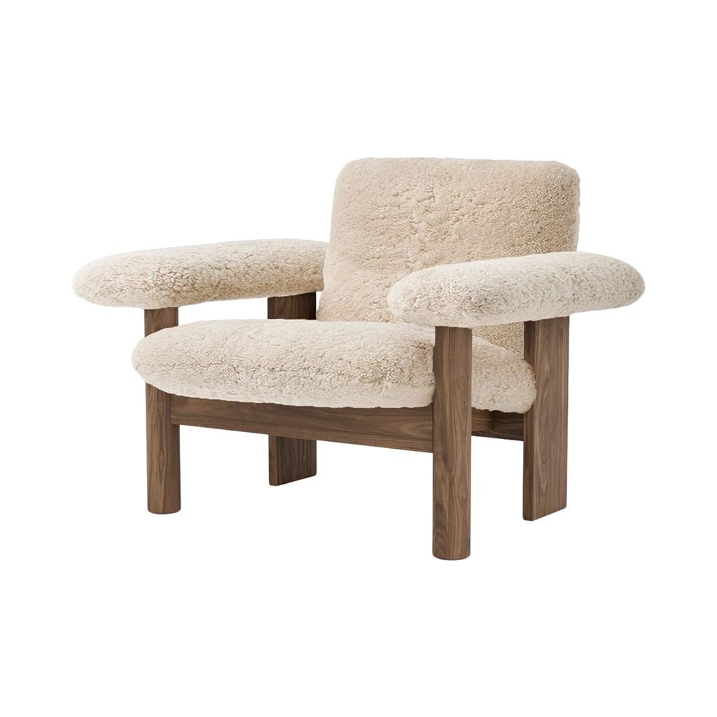 Billede af Audo Copenhagen Brasilia Lounge Chair SH: 39 cm - Dark Oak/Sheepskin Nature