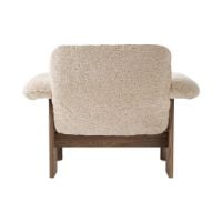 Billede af Audo Copenhagen Brasilia Lounge Chair SH: 39 cm - Dark Oak/Sheepskin Nature