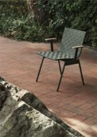 Billede af &Tradition Ville AV44 Outdoor Lounge Chair m. Armlæn SH: 40 cm - Bronze Green 