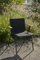 Billede af &Tradition Ville AV44 Outdoor Lounge Chair m. Armlæn SH: 40 cm - Warm Black 