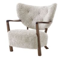 Billede af &Tradition Wulff ATD2 Lounge Chair  - Oiled Walnut / Sheepskin 17 mm Moonlight