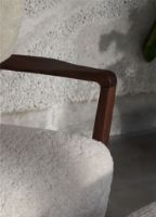 Billede af &Tradition Wulff ATD2 Lounge Chair  - Oiled Walnut / Sheepskin 17 mm Moonlight