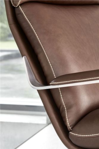 BERG Furniture Nasa Høj Åben Arm Lænestol m. Justerbar Nakkepude SH: 46 cm - Mat Aluminium/Rustical Choko Læder