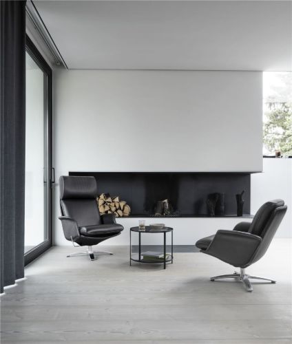 BERG Furniture Nasa Høj Lænestol m. Justerbar Nakkepude inkl. Skammel SH: 46 cm - Mat Aluminium/Berg Soft Sort Læder