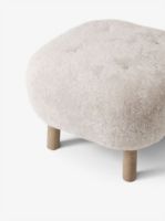 Billede af &Tradition Little Petra ATD1 Pouf H: 37 cm -Oiled Oak/Sheepskin Moonlight  