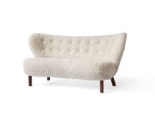 Billede af &Tradition Little Petra VB2 Sofa L: 150 cm - Oiled Walnut/Sheepskin Moonlight