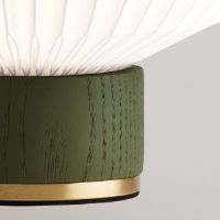 Billede af Le Klint 375 Limited Edition Green Classic Bordlampe Small H: 25 cm - Papirskærm/Grøn Eg (KUN I BUTIK)