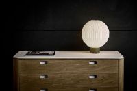 Billede af Le Klint 375 Limited Edition Green Classic Bordlampe Small H: 25 cm - Papirskærm/Grøn Eg (KUN I BUTIK)