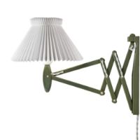 Billede af Le Klint 224 Limited Edition Sax Green Classic Væglampe H: 31 cm - Papirskærm/Grøn Eg (KUN I BUTIK)