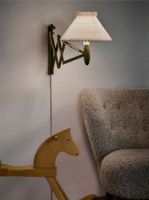 Billede af Le Klint 224 Limited Edition Sax Green Classic Væglampe H: 31 cm - Papirskærm/Grøn Eg (KUN I BUTIK)