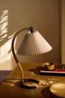 Billede af GUBI Timberline Table Lamp H: 50 cm - Eg/Birk 