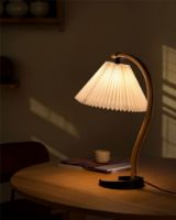 Billede af GUBI Timberline Table Lamp H: 50 cm - Eg/Birk 
