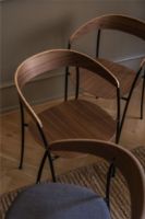 Billede af New Works Missing Armchair Chair SH: 46 cm - Lacquered Walnut/Ultra 574 Brandy 