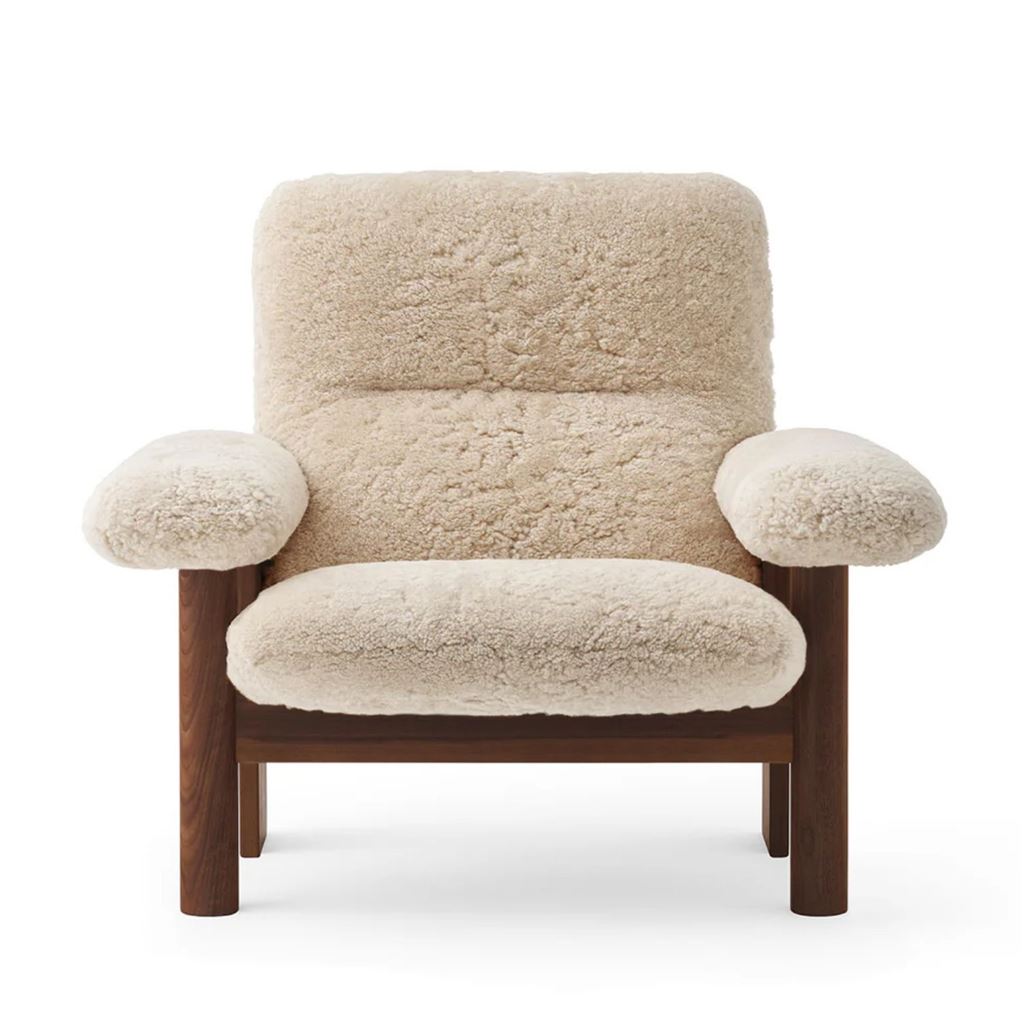 Billede af Audo Copenhagen Brasilia Lounge Chair SH: 39 cm - Dark Oak/Sheepskin Nature