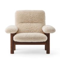 Billede af Audo Copenhagen Brasilia Lounge Chair SH: 39 cm - Dark Oak/Sheepskin Nature