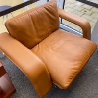 Billede af &Tradition Meantime AV29 Lounge Chair H: 70 cm - Cognac Læder UDSTILLINGSMODEL 