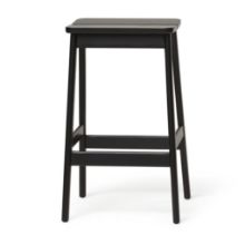 Billede af Form & Refine Angle Bar Stool H: 65 cm - Sort Bøg