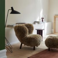 Billede af &Tradition Little Petra VB1 Loungechair & Pouf - Oiled Walnut/Sheepskin Honey 08