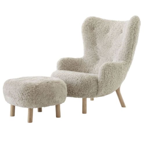 &Tradition Petra VB3 Lounge Chair & Pouf  - Oiled oak/Sheepskin Moonlight