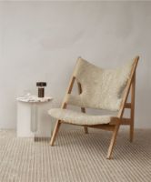 Billede af Audo Copenhagen Knitting Lounge Chair Sheepskin H: 90,6 cm - Natural Oak/Sheepskin Moonlight