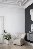 Billede af Audo Copenhagen Den Trætte Mand Lænestol SH: 38cm - Sheepskin Moonlight/Natur Eg