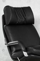 Billede af BERG Furniture Nasa Høj Åben Arm Lænestol m. Justerbar Nakkepude inkl. Skammel SH: 46 cm - Mat Aluminium/Berg Soft Sort Læder