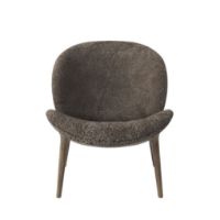 Billede af Vipp 469 Lodge Lounge Chair Low H: 77 cm - Dark Oak/Sheepskin Curly Umber