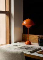 Billede af &Tradition Flowerpot VP3 Bordlampe H: 50 cm - Zesty Orange