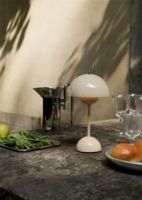 Billede af &Tradition Flowerpot VP9 Bordlampe H: 29,5 cm - Ivory