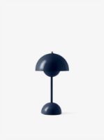 Billede af &Tradition Flowerpot VP9 Bordlampe H: 29,5 cm - Steel Blue