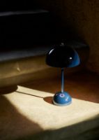 Billede af &Tradition Flowerpot VP9 Bordlampe H: 29,5 cm - Steel Blue