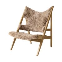 Billede af Audo Copenhagen Knitting Lounge Chair Sheepskin - Natural Oak/Sahara 