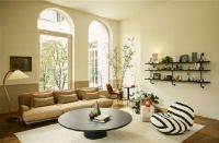 Billede af GUBI Moon Coffee Table Ø: 150 cm - Brown/Black Stained Oak
