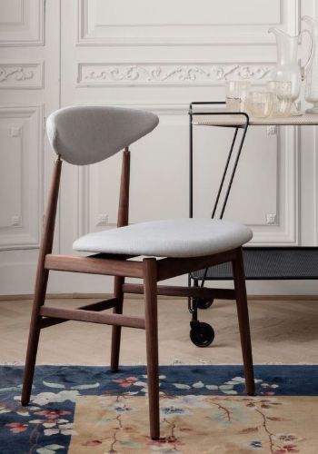 GUBI Gent Dining Chair 46 cm- American Walnut / Antique Brass / Hallingdal Price Group 4