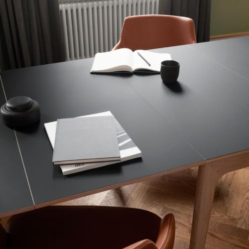 Skovby SM118 Spisebord 142x102 cm - Hvidolieret Eg/Sort Nanolaminat