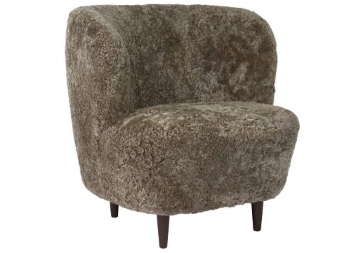 GUBI Stay Lounge Chair Fully Upholstered SH: 40 cm - Sahara/Smoked Oak