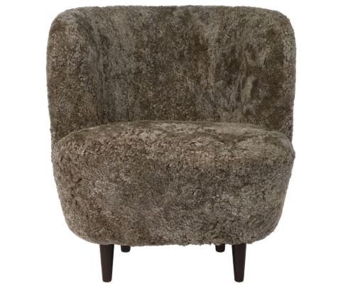 GUBI Stay Lounge Chair Fully Upholstered SH: 40 cm - Sahara/Smoked Oak