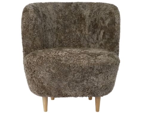 GUBI Stay Lounge Chair Fully Upholstered SH: 40 cm - Sahara/Oak