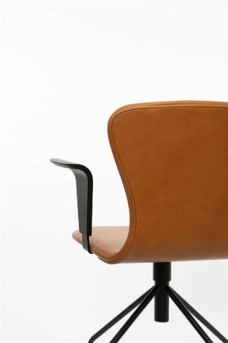 Bruunmunch PLAYChair Swing Fully Upholstered w. Armrest SH: 45 cm - Black/Cognac Hero Leather