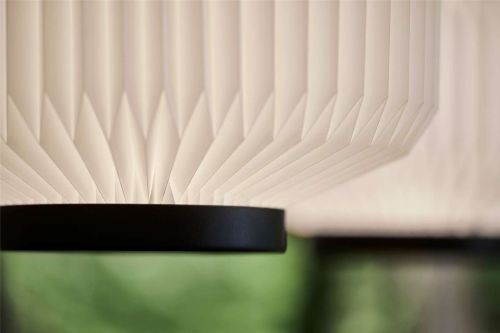 Le Klint 386 Shibui Gulvlampe Ø: 36 cm - Hvid/Sort