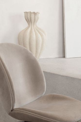 GUBI Beetle Dining Chair SH: 45,5 cm - Black Base / GUBI Velvet