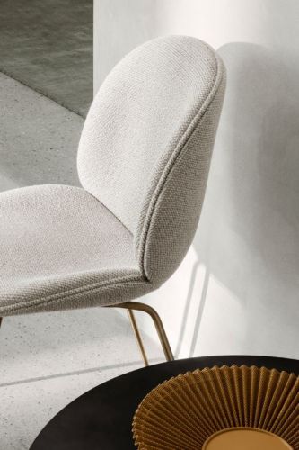 GUBI Beetle Dining Chair SH: 45,5 cm - Antique Brass Base / Sahco Safire