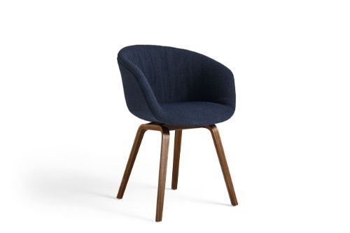 HAY AAC 23 Soft About A Chair SH: 46 cm - Lacquered Walnut Veneer/Flamiber Dark Blue J4