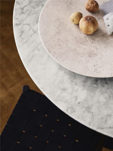 &Tradition In Between SK19 Dining Table Ø: 120 cm - Bianco Carrara Marble/Bronzed Base