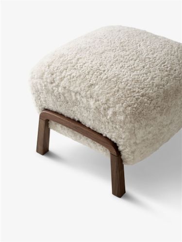 &Tradition Wulff Pouf ATD3 SH: 39 cm - Sheepskin Moonlight/Walnut