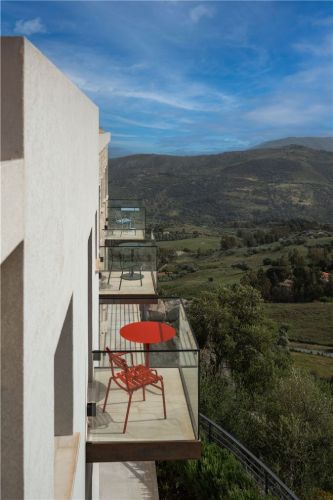 HOUE Alua Dining Chair H: 82 cm - Aluminum/Cayenne