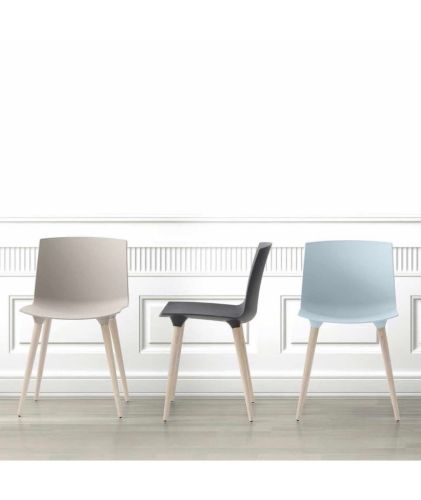 Andersen Furniture TAC Spisebordsstol  - Matsort Plast / Hvidpigmenteret Eg Mat Lak